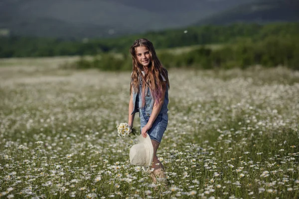 Hatt Njuter Våren Tusensköna Fält Begreppet Och Idén Lycklig Barndom — Stockfoto