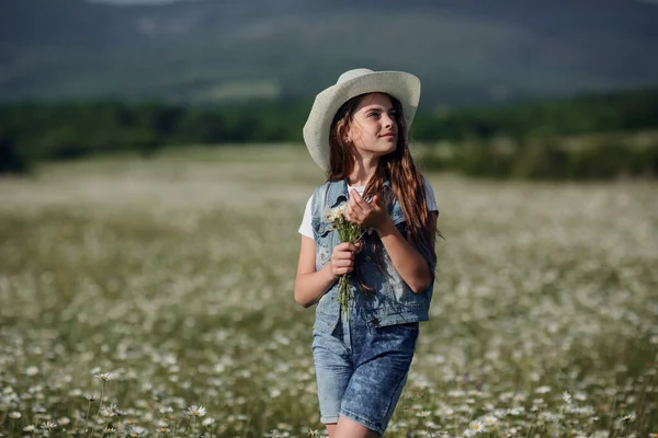 Hat Enjoys Spring Daisy Field Концепция Идея Счастливого Детства Подросток — стоковое фото