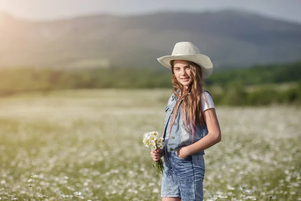 Hut Genießt Den Frühling Gänseblümchen Feld Konzept Und Vorstellung Einer — Stockfoto