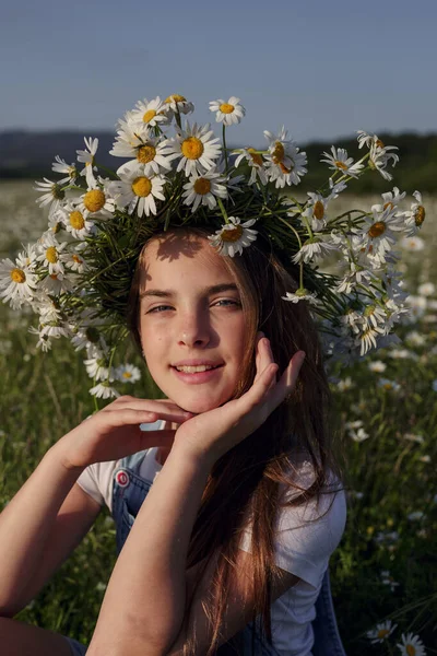 Hat Enjoys Spring Daisy Field Концепция Идея Счастливого Детства Подросток — стоковое фото