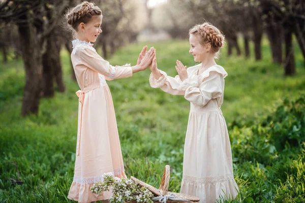Dvě Sestry Nebo Přítelkyně Procházejí Zahradě Užívají Jaro Krásných Starých — Stock fotografie