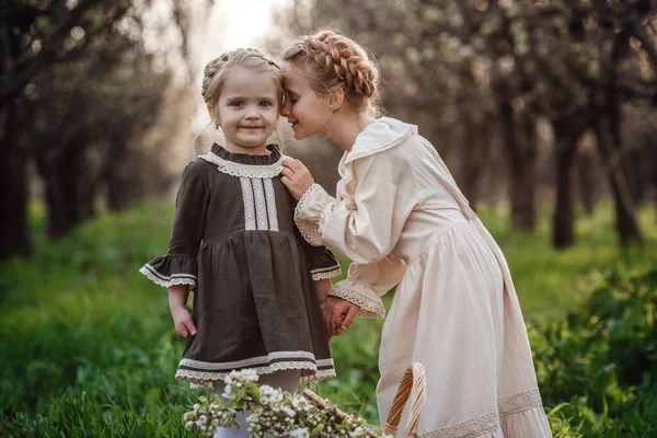 Dos Hermanas Novias Están Caminando Jardín Disfrutando Primavera Con Hermosos —  Fotos de Stock