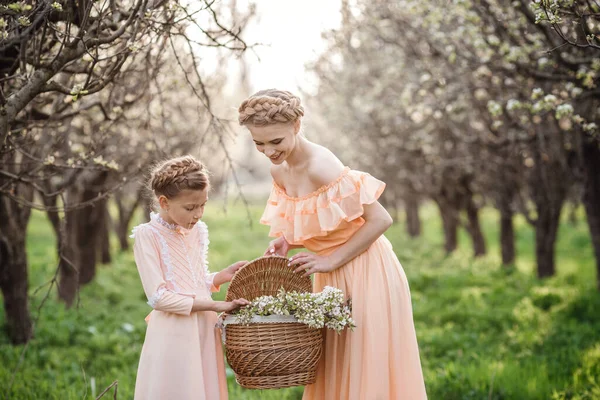 Deux Petites Sœurs Jeunes Âgées Promènent Dans Jardin Profitant Printemps — Photo