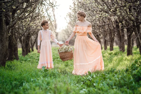 Dwie Młodsze Starsze Siostry Spacerują Ogrodzie Ciesząc Się Wiosną Pięknych — Zdjęcie stockowe