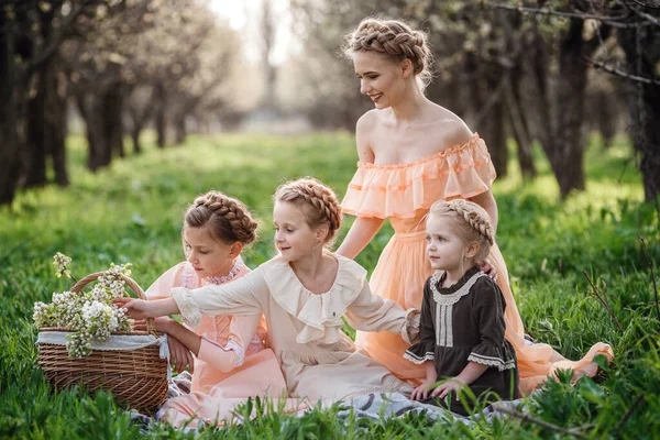 Belles Filles Leur Sœur Aînée Assis Sur Plaid Dans Jardin — Photo