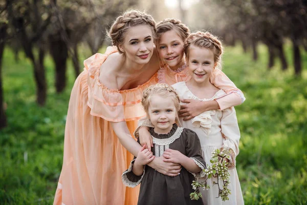 Meninas Bonitas Sua Irmã Mais Velha Para Passeio Jardim Florido — Fotografia de Stock