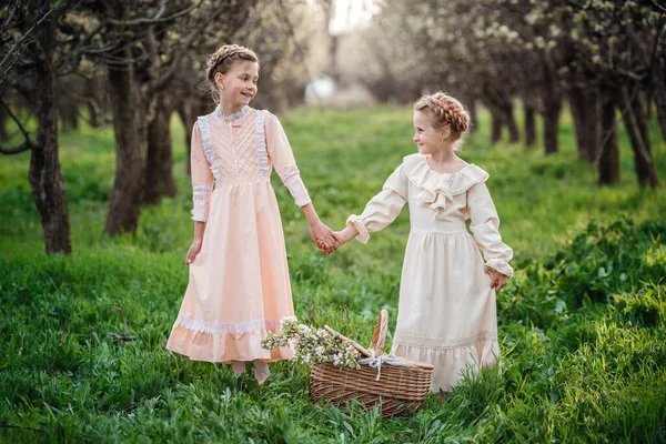 Dos Hermanas Novias Están Caminando Jardín Disfrutando Primavera Con Hermosos —  Fotos de Stock