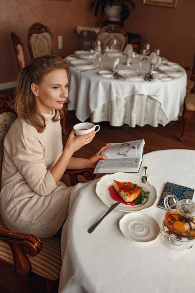 Vacker Ung Kvinna Läser Bok Medan Hon Sitter Restaurang Rasten — Stockfoto