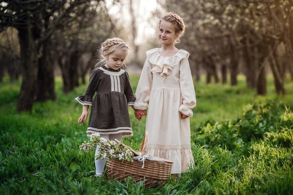 Две Сестры Подруги Гуляют Саду Наслаждаясь Весной Красивых Винтажных Платьях — стоковое фото