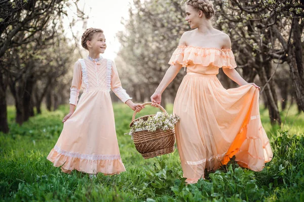 Deux Petites Sœurs Jeunes Âgées Promènent Dans Jardin Profitant Printemps — Photo