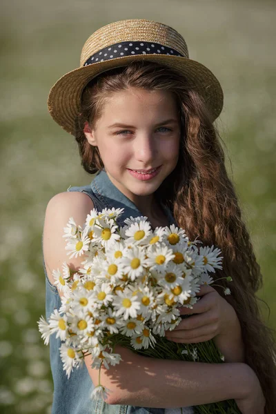 Krásná Dospívající Dívka Bílých Šatech Klobouku Kráčející Poli Heřmánku Krásné — Stock fotografie