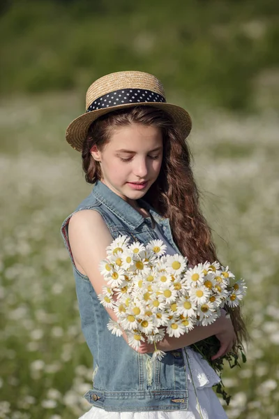 Menina Adolescente Bonita Vestido Branco Chapéu Andando Campo Camomilas Cabelo — Fotografia de Stock