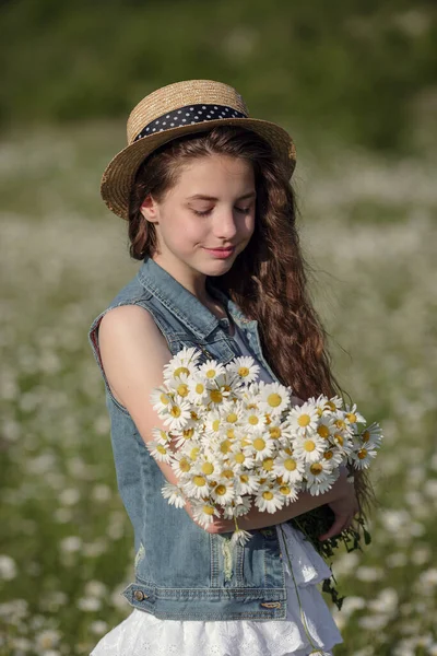 Menina Adolescente Bonita Vestido Branco Chapéu Andando Campo Camomilas Cabelo — Fotografia de Stock