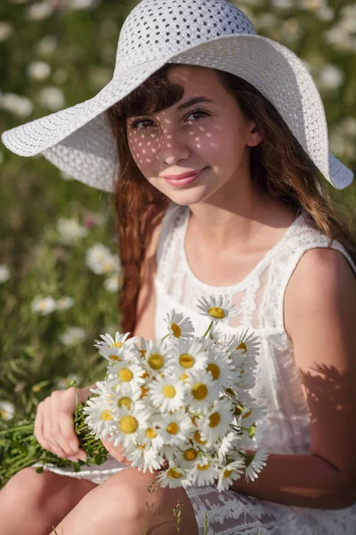 Linda Menina Adolescente Bonito Passeio Campo Margarida Vestido Branco Chapéu — Fotografia de Stock