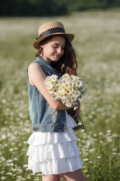 Piękna Nastolatka Białej Sukience Kapeluszu Spacerująca Polu Rumianku Piękne Długie — Zdjęcie stockowe