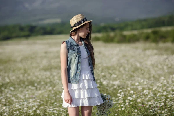 Menina Adolescente Bonita Vestido Branco Chapéu Andando Campo Camomilas Cabelo — Fotografia de Stock