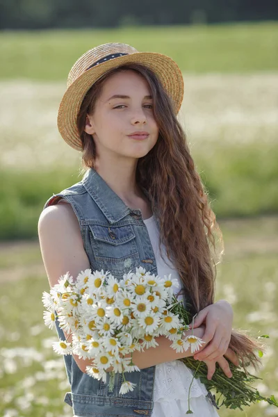 Menina Adolescente Bonita Vestido Branco Chapéu Andando Campo Camomilas Cabelo — Fotografia de Stock