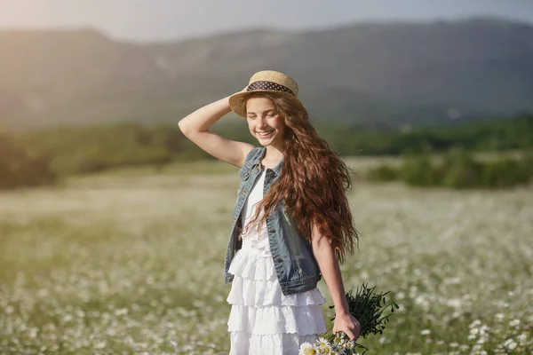 Schöne Teenager Mädchen Einem Weißen Kleid Und Hut Fuß Einem — Stockfoto