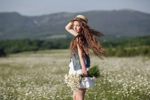 Menina Adolescente Bonita Vestido Branco Chapéu Andando Campo Camomilas Cabelo — Fotografia de Stock