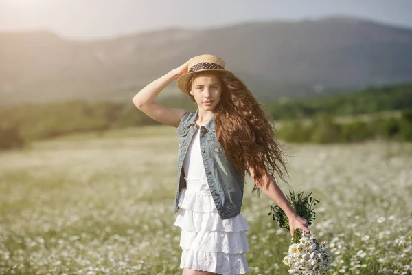 漂亮的少女穿着白色的衣服 头戴一顶帽子 走在迷迭香丛中 美丽的长发和健康的头发 健康和过敏的观念和概念 照顾好你自己 — 图库照片