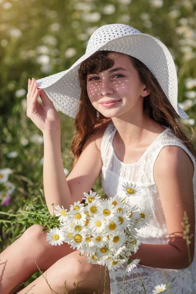 Linda Menina Adolescente Bonito Passeio Campo Margarida Vestido Branco Chapéu — Fotografia de Stock