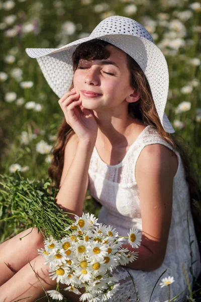 Linda Menina Adolescente Bonito Passeio Campo Margarida Vestido Branco Chapéu — Fotografia de Stock