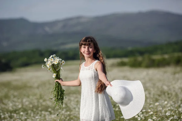 Beautiful Cute Teen Girl Walk Daisy Field White Dress White — Stock Photo, Image