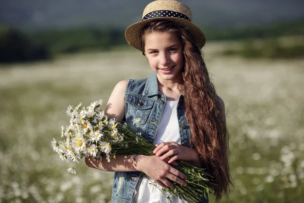 Piękna Nastolatka Białej Sukience Kapeluszu Spacerująca Polu Rumianku Piękne Długie — Zdjęcie stockowe