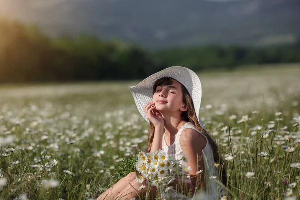 Linda Menina Adolescente Bonito Passeio Campo Margarida Vestido Branco Chapéu — Fotografia de Stock