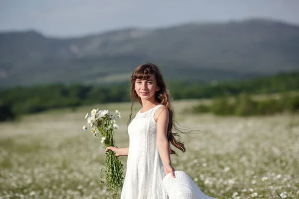 Krásná Roztomilá Teen Dívka Procházce Sedmikráskovém Poli Bílých Šatech Bílém — Stock fotografie