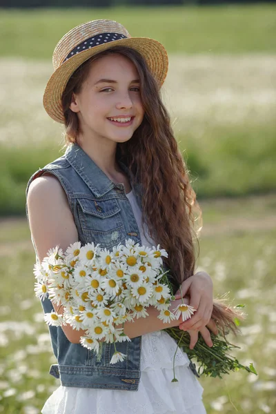 Bella Ragazza Adolescente Abito Bianco Cappello Passeggiando Campo Camomille Bei — Foto Stock