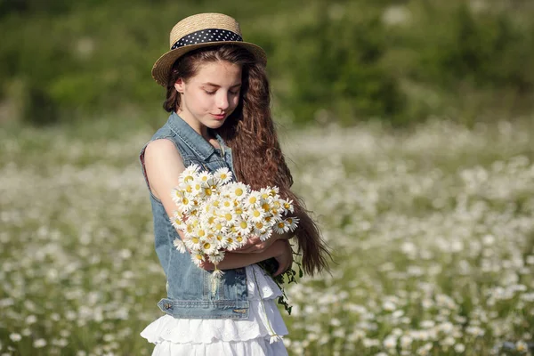 Schöne Teenager Mädchen Einem Weißen Kleid Und Hut Fuß Einem — Stockfoto