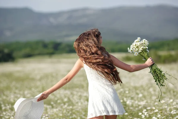 Красивая Милая Девочка Подросток Прогулке Поле Ромашки Белом Платье Белой — стоковое фото