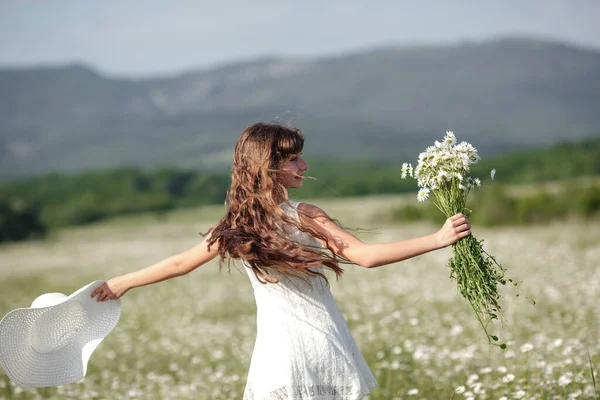 Linda Menina Adolescente Bonito Passeio Campo Margarida Vestido Branco Chapéu — Fotografia de Stock