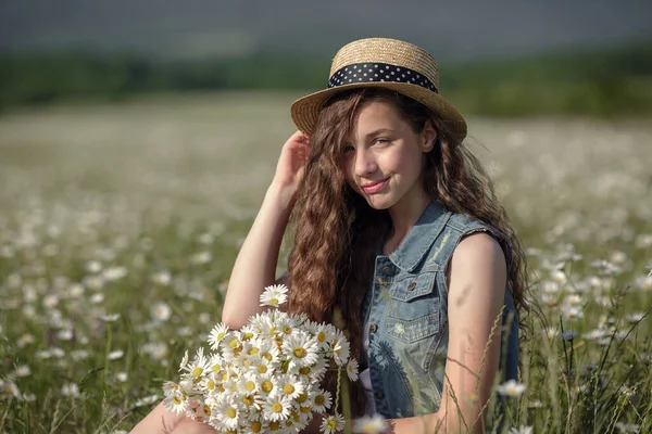 Beautiful Teenage Girl White Dress Hat Walking Field Camomiles Beautiful — Stock Photo, Image