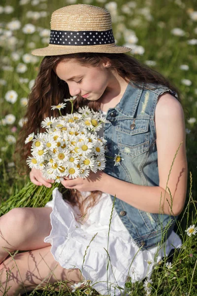 Красивая Девочка Подросток Белом Платье Шляпе Гуляющая Полю Ромашки Красивые — стоковое фото