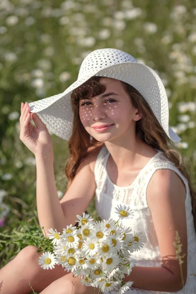 Linda Menina Adolescente Bonito Passeio Campo Margarida Vestido Branco Chapéu — Fotografia de Stock