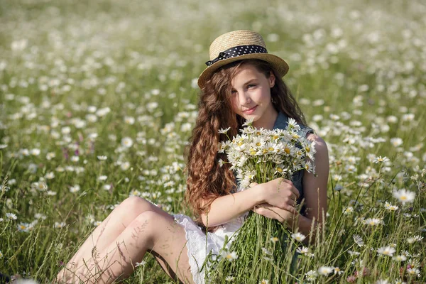 Menina Adolescente Bonita Vestido Branco Chapéu Andando Campo Camomilas Cabelo — Fotografia de Stock