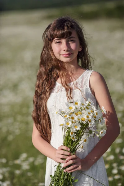 Красивая Милая Девочка Подросток Прогулке Поле Ромашки Белом Платье Белой — стоковое фото