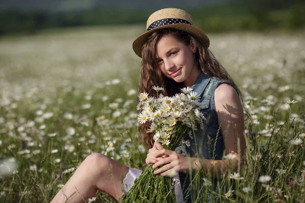 Menina Adolescente Bonita Vestido Branco Chapéu Andando Campo Camomilas Cabelo — Fotografia de Stock