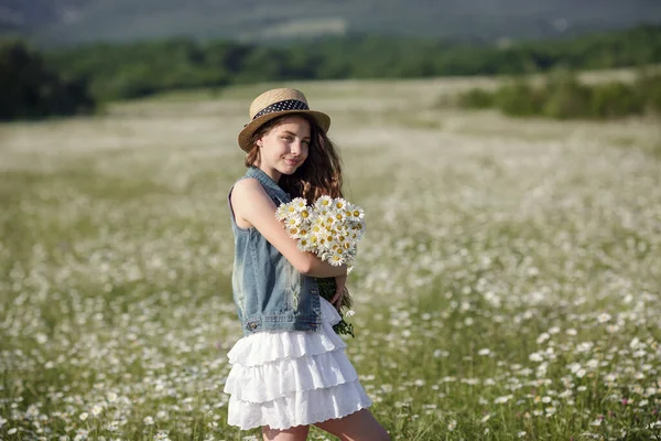 Schöne Teenager Mädchen Einem Weißen Kleid Und Hut Fuß Einem — Stockfoto