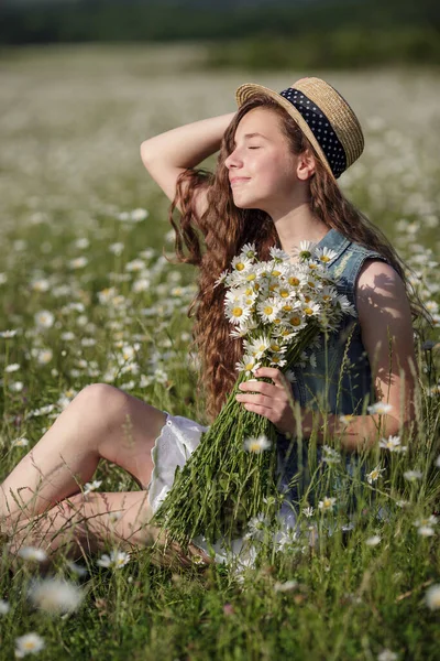 Menina Adolescente Bonita Vestido Branco Chapéu Andando Campo Camomilas Cabelo — Fotografia de Stock