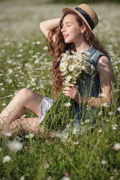 Gyönyörű Tinédzser Lány Fehér Ruhában Kalapban Sétál Egy Kamillamezőn Gyönyörű — Stock Fotó