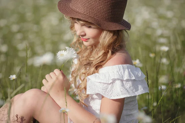 Vacker Blond Tonåring Flicka Ett Fält Prästkragar Atmosfärisk Sommar Ung — Stockfoto