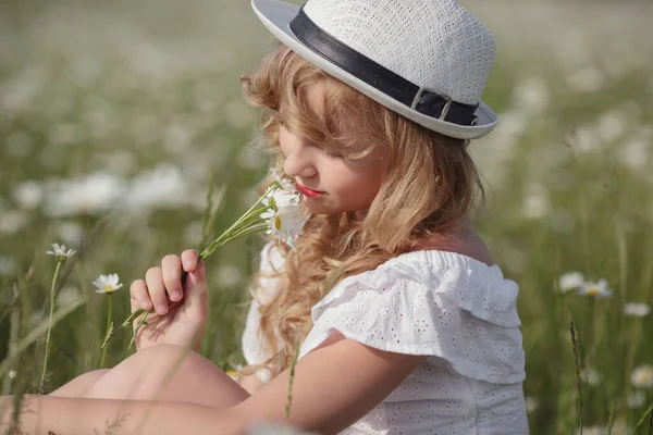 Schöne Blonde Teenager Mädchen Einem Feld Von Gänseblümchen Atmosphärische Sommer — Stockfoto