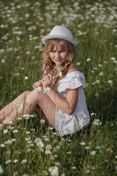 Schöne Blonde Teenager Mädchen Einem Feld Von Gänseblümchen Atmosphärische Sommer — Stockfoto