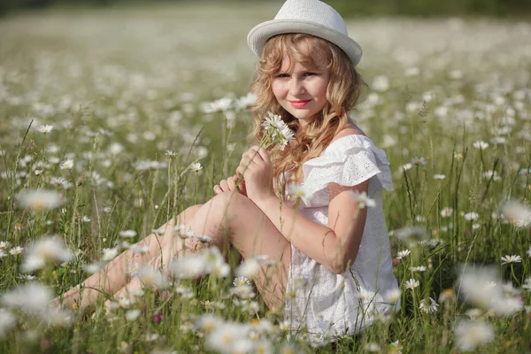 Schöne Blonde Teenager Mädchen Einem Feld Von Gänseblümchen Atmosphärische Sommer — Stockfoto
