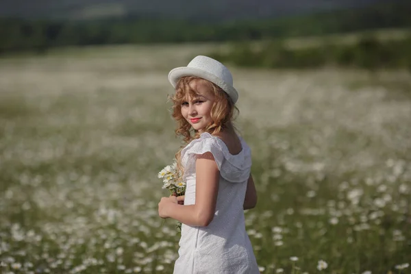 Beautiful Blonde Teen Girl Field Daisies Atmospheric Summer Young Lady — Stock Photo, Image