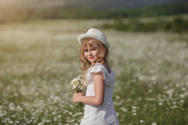 Vacker Blond Tonåring Flicka Ett Fält Prästkragar Atmosfärisk Sommar Ung — Stockfoto