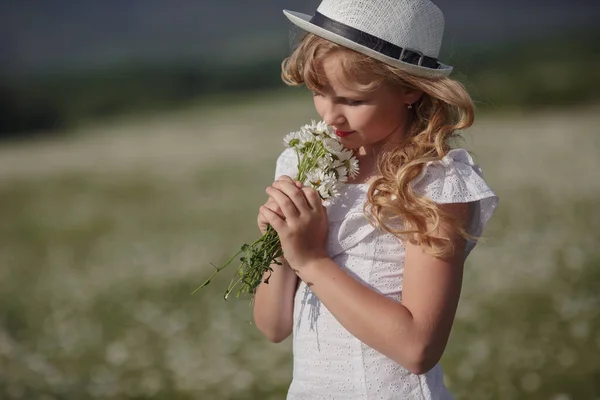 Vacker Blond Tonåring Flicka Ett Fält Prästkragar Atmosfärisk Sommar Ung — Stockfoto